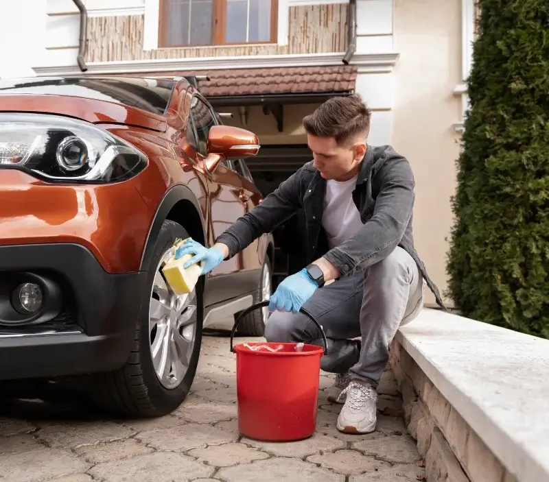 Lavage auto à domicile Labessière-Candeil : professionnel intervenant sur un véhicule
